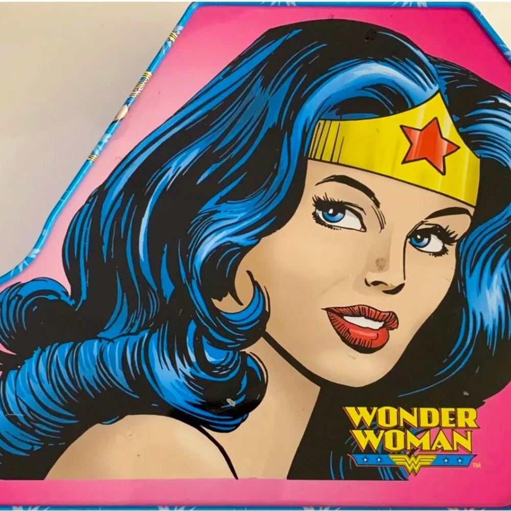 VINTAGE WONDER WOMAN (DC COMICS) TIN BOX W/PINK HANDLE **Tin Box Only**